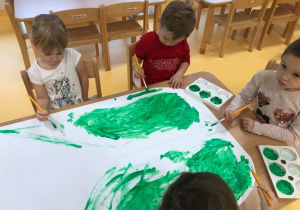 02 Dzieci malują farbami